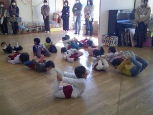 参観日でリズム遊びをしている4歳児