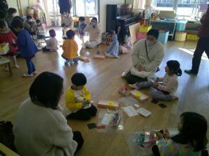 親子でお雛様を作っている4歳児