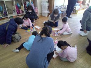 4歳児がおひなさまをつくっているところ