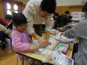 親子で絵本づくりをしている様子