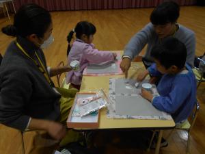 お家の方と一緒に絵本づくりをする様子