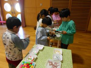 材料を選ぶ子ども達