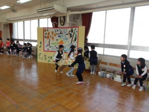 ドングリ道の道具を運ぶ