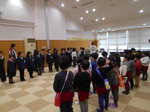 小学生と対面しています