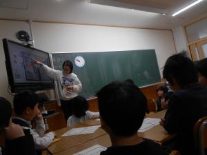 テレビを見ながらお話を聞いています