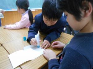 のりを塗ってもらっています