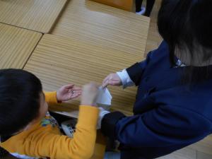 種を袋に入れています