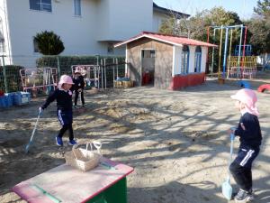 佐保幼　宝探し遊び　砂場