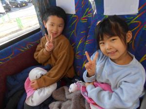 バスに2人で座っています