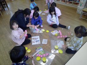 4歳児が輪つなぎをつくっています