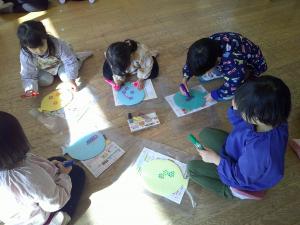4歳児が壁面飾りをつくっています