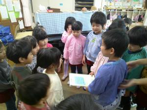 5歳児さんに招待状を渡しました