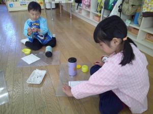 4歳児がプレゼントづくりに取り組んでいます
