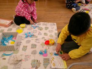3歳児がお花つくりをしています