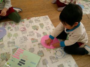 3歳児が5歳児さんのために製作しています