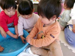 冷たい氷を触っている様子