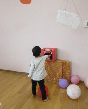 鬼の口へボールを投げています