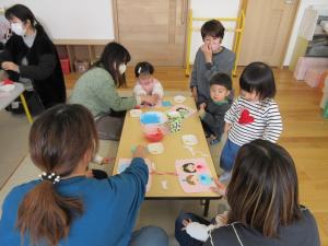 花紙をくしゃくしゃして着物をつくっているよ