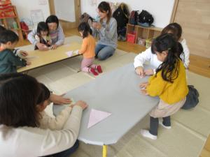 折り紙を折っています
