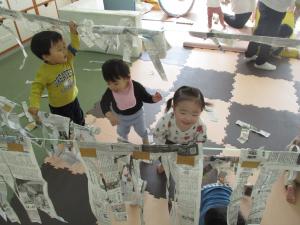新聞紙のトンネルをくぐっています。