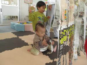 新聞紙をちぎろうとしています。