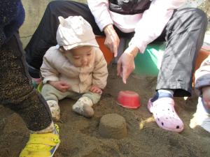 砂場で遊んでいます。