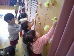 4歳児がみんなで壁面を飾っています