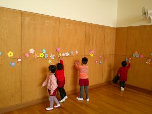 3歳児がお花を飾っています