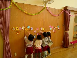 3歳児が手づくりのお花を飾っています