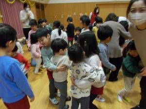 すずらんさんとハグしています