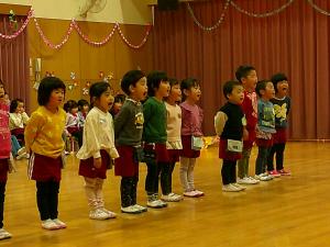 3歳児が歌を歌っています