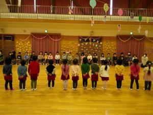 3歳児が5歳児に歌を歌っています