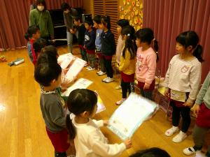 3歳児がプレゼントを渡します
