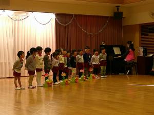 4歳児が歌を歌っています