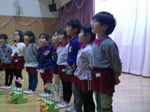 4歳児が歌っています