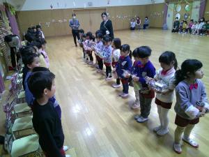 4歳児がプレゼントを渡します