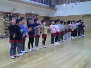 5歳児が歌っています