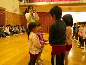 3歳児が5歳児からプレゼントをもらっています