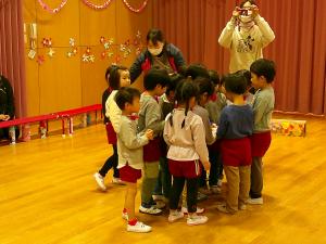 4歳児が5歳児からプレゼントをもらっています