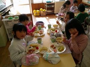 5歳の部屋で給食を食べています
