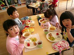 4歳の部屋で給食を食べています