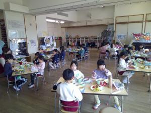 みんなで楽しく給食です