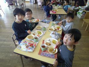 異年齢で混ざり合って給食を食べました