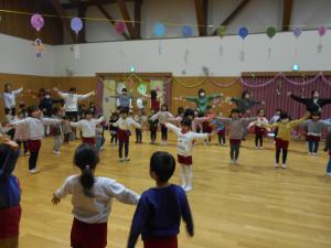 みんなで元気に踊りました