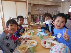 みんな笑顔で給食