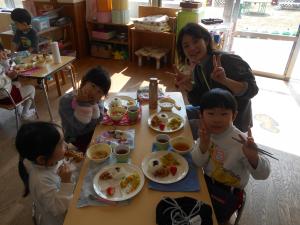 みんなで楽しく食事