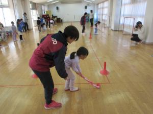 5歳児ホッケー教室ドリブルの様子
