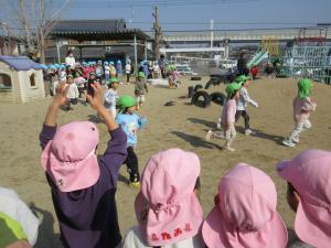 5歳児マラソン納会で応援する様子