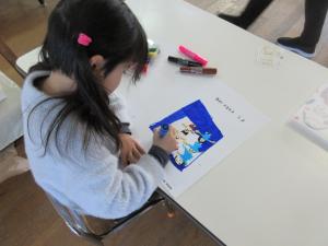5歳児卒園アルバムの絵を描く様子