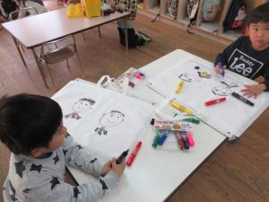5歳児作品バッグをつくる様子